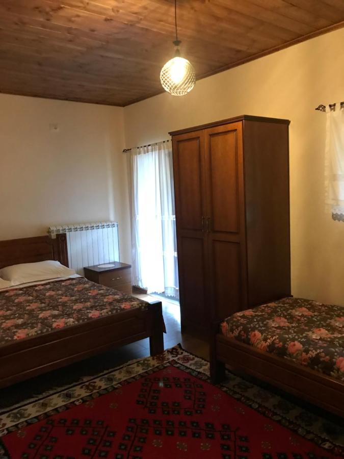 Bujtina Hader Xhebro Hostel Tepelene ภายนอก รูปภาพ