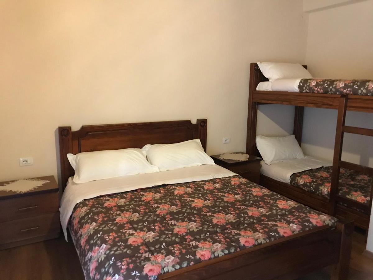 Bujtina Hader Xhebro Hostel Tepelene ภายนอก รูปภาพ