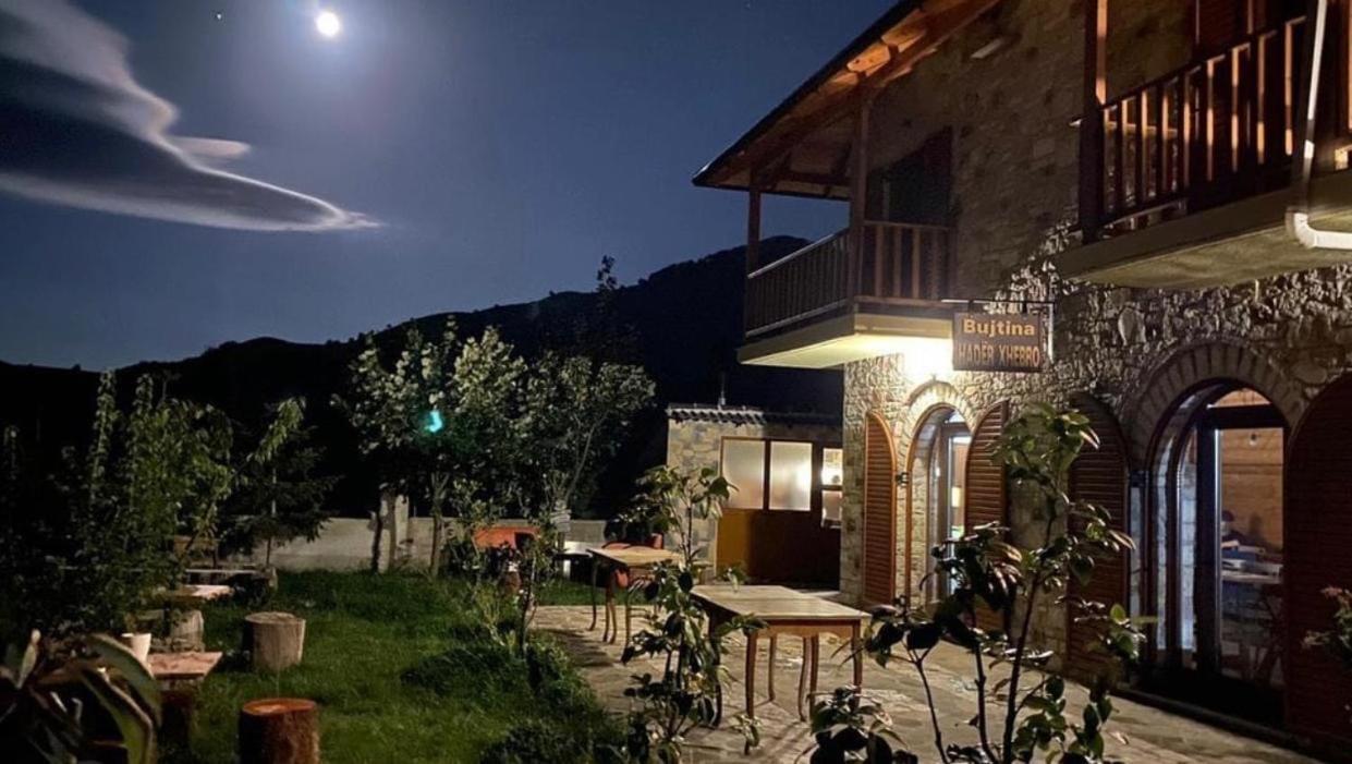 Bujtina Hader Xhebro Hostel Tepelene ภายนอก รูปภาพ