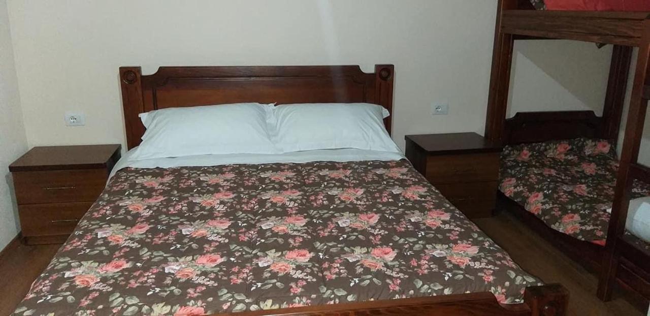 Bujtina Hader Xhebro Hostel Tepelene ภายนอก รูปภาพ