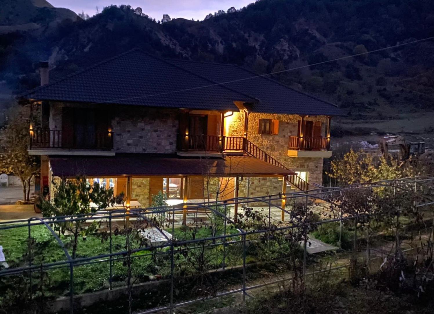 Bujtina Hader Xhebro Hostel Tepelene ภายนอก รูปภาพ