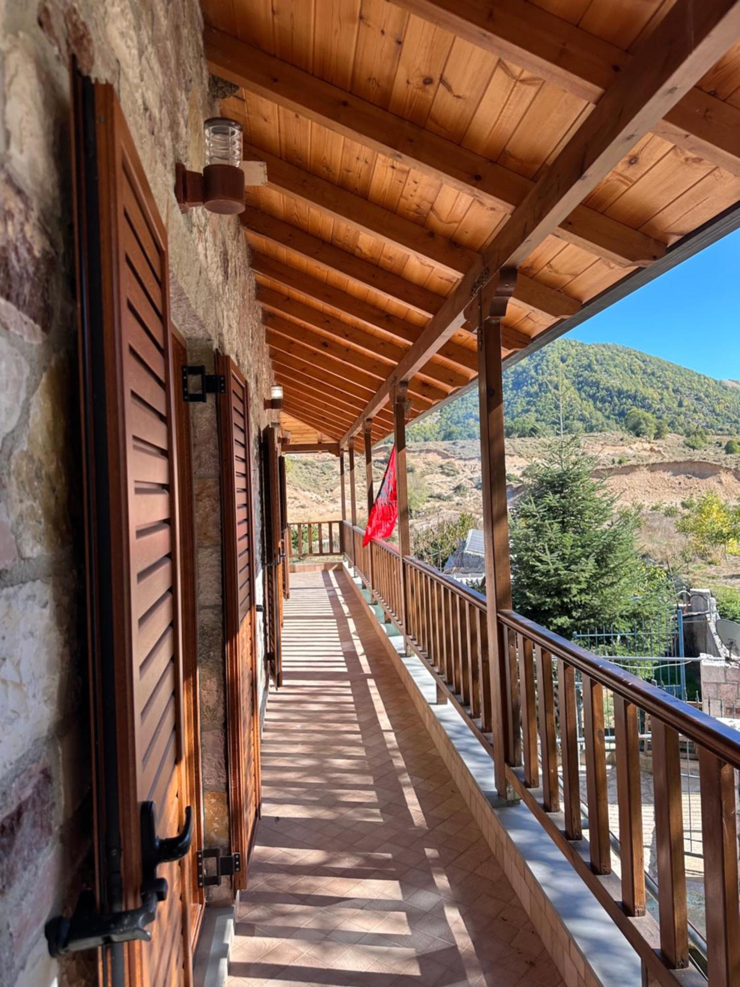 Bujtina Hader Xhebro Hostel Tepelene ภายนอก รูปภาพ